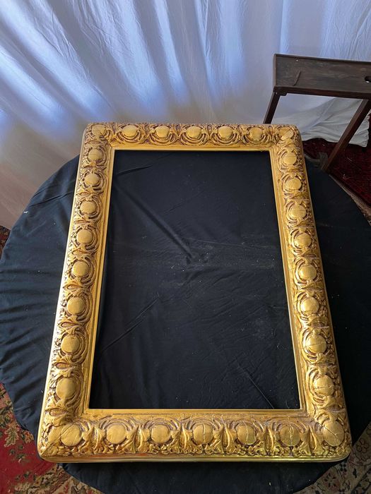 Rama veche pentru tablou proaspat restaurata cu foita de aur