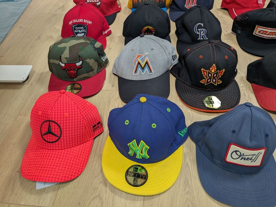 шапки New era, Buff, Under Armour, Mitchel and sons като ново за продажба 12-15