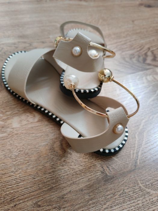 Продам босоножки новые