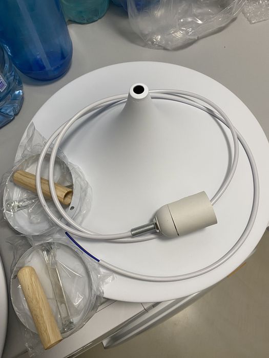 Lustra pendul metal și element decorativ lemn