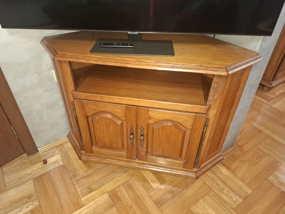 Масивни дървени шкафове и витрини