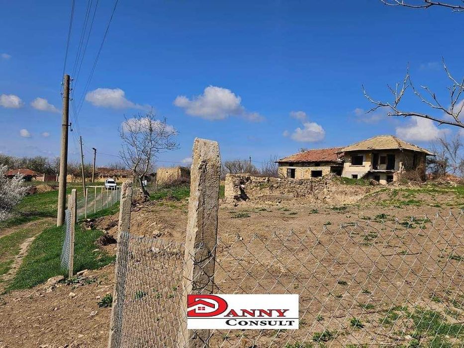 Две сгради с дворно място в с. Каранци
