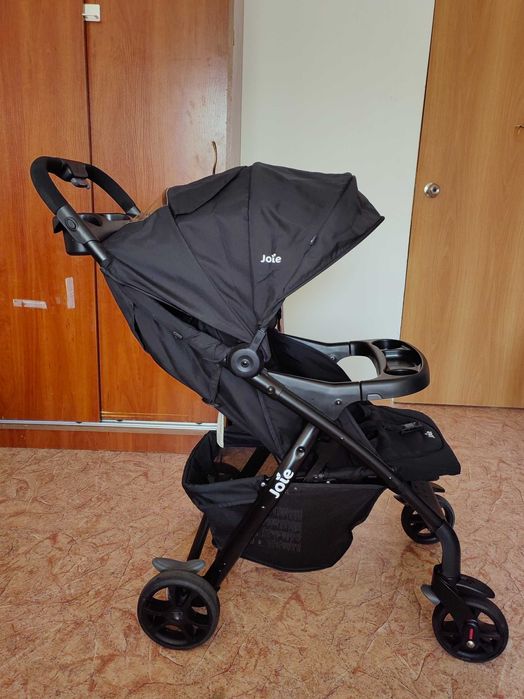 Детская коляска фирмы joie