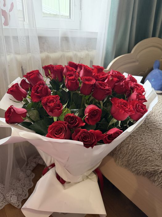 Розы красные , большой букет .