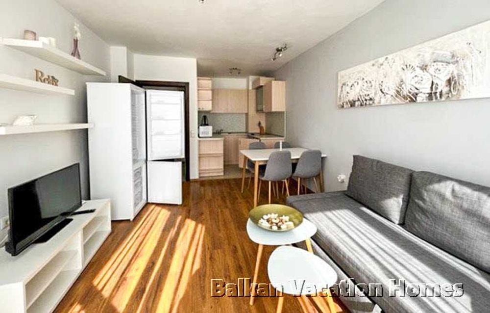 Двустаен апартамент с голяма покривна тераса – на 100 м от морето