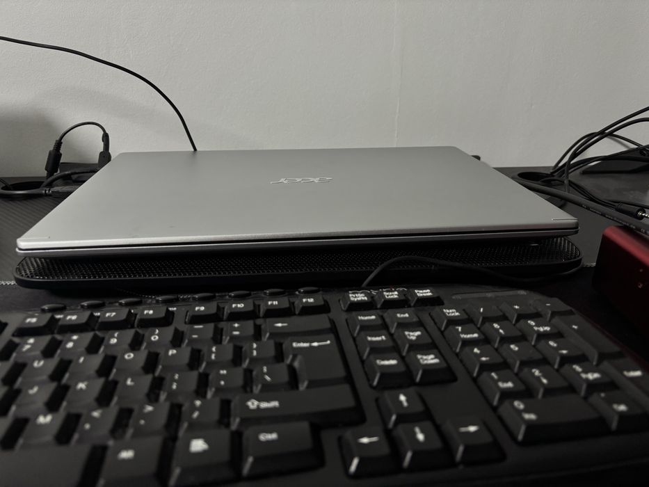 Vând laptop acer arch aspire 5