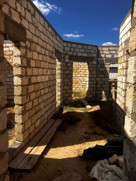 Продается времянка и недостроенный дом в Томарлы.