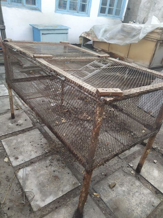 Клетка железная для птиц и животных