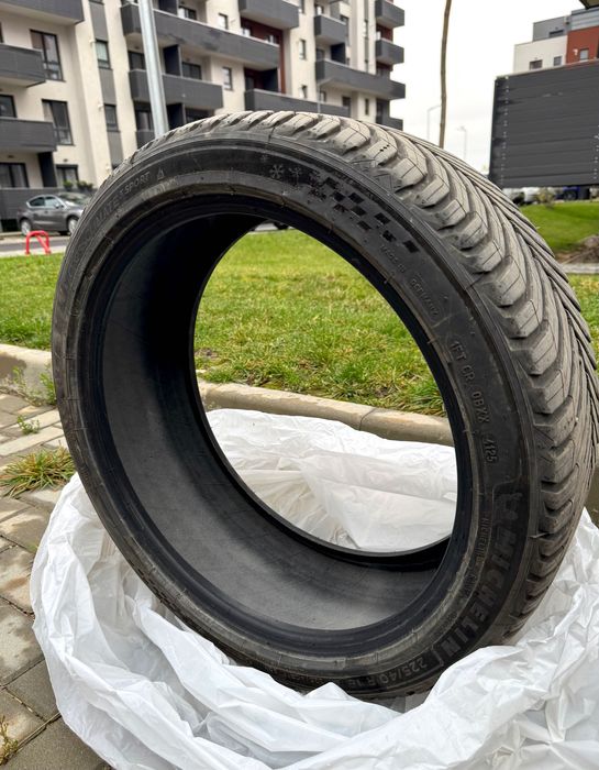 Michelin CrossClimate 3 Sport 225/40 R18 92Y XL all-season tyres.