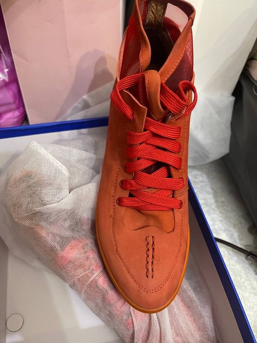 новые. шикарные кроссовки женские