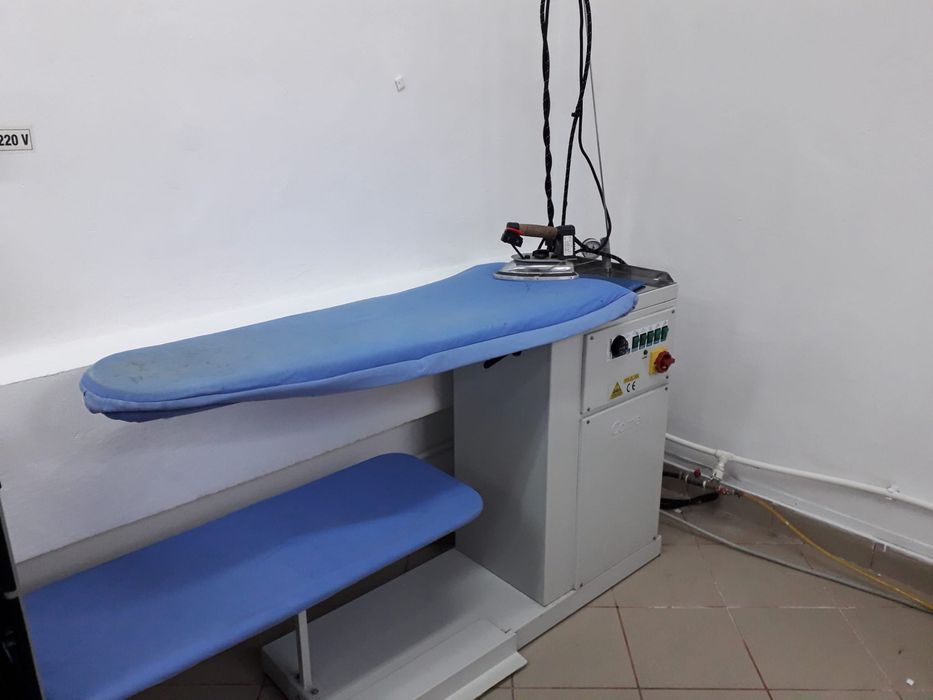 Masă de călcat profesională Comel FR/E cu boiler și aspirație – Italia