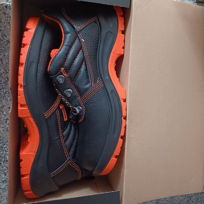 Продавам работни обувки