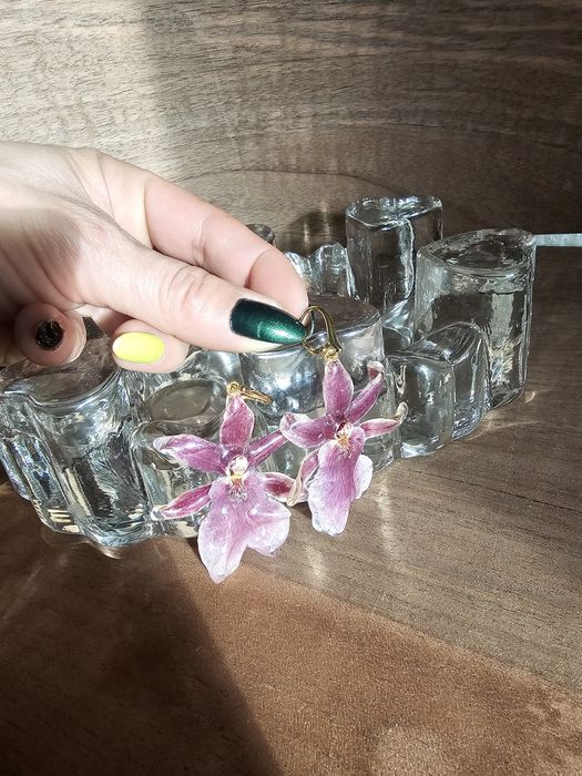 Обеци с естествен цвят на мини орхидея Miltonia.