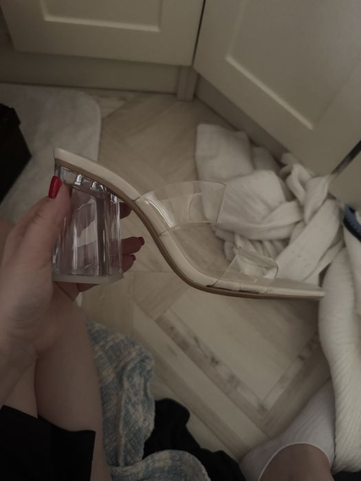 Босоножки на каблуке