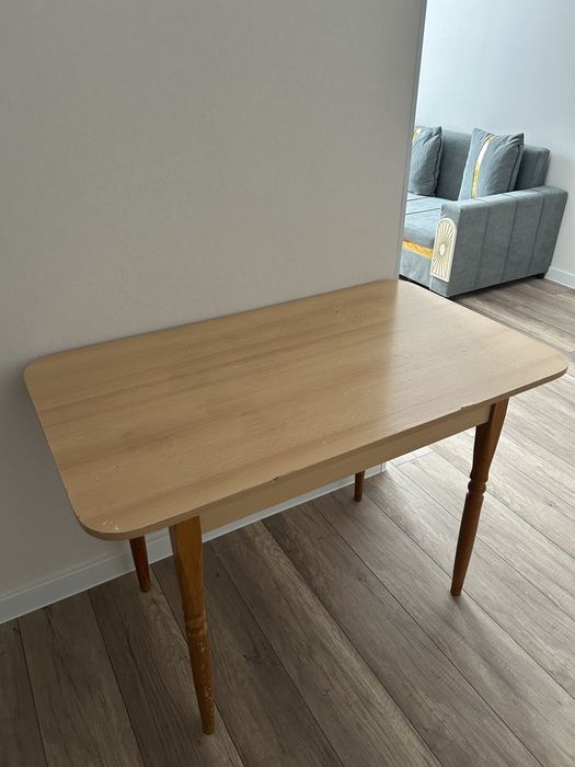 Кухонный стол.