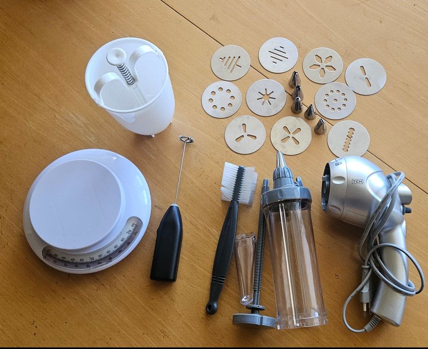 Кухненски: електрически шприц, уред за понички, кантарче