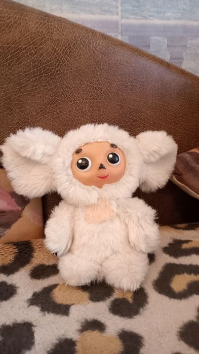 Мягкая игрушка ,,Чебурашка,, белого цвета.