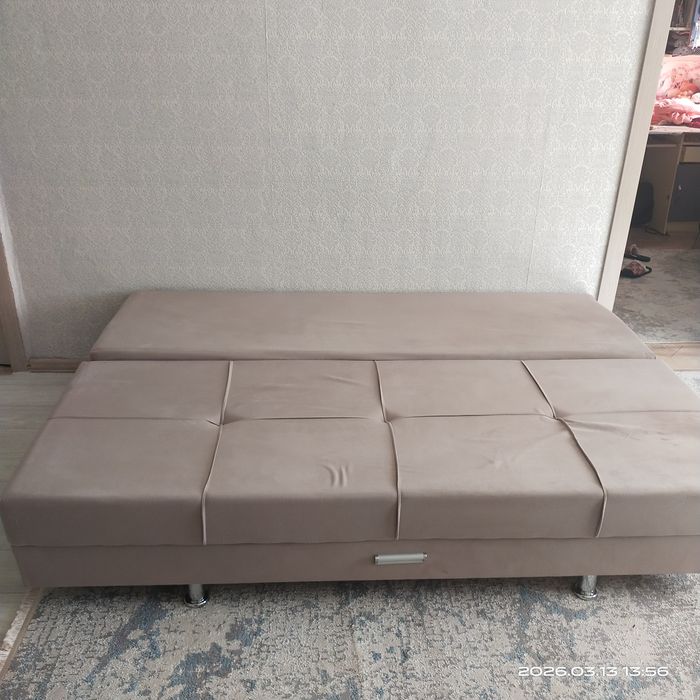 Диван, кровать с подушкой