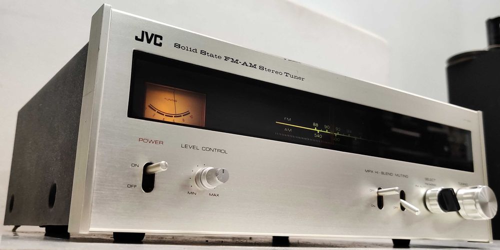 JVC VT 500 tuner vintage cu scala iesire variabila pt amplificator