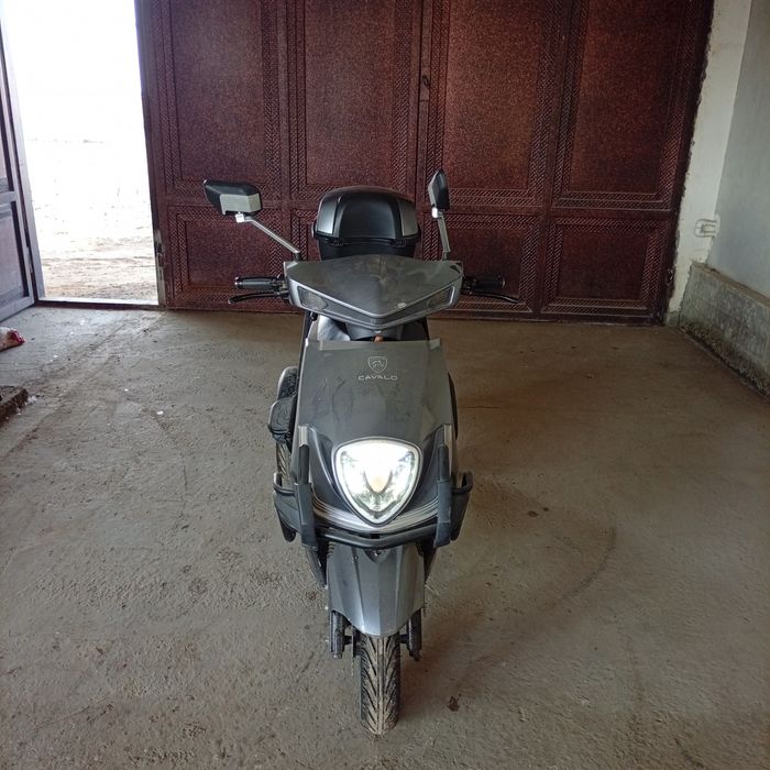 Скутер троих колес