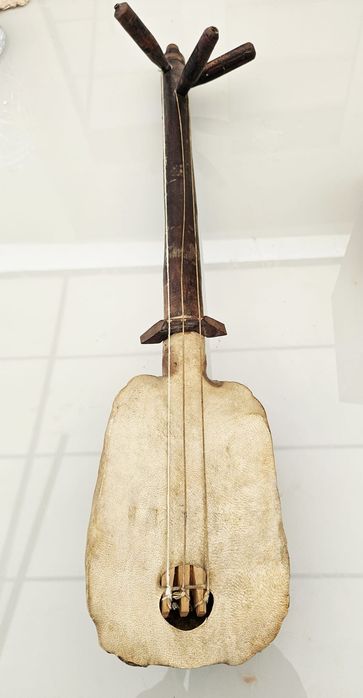Instrument muzical tradițional Gnawa – Guembri (Sintir / Hajhuj)