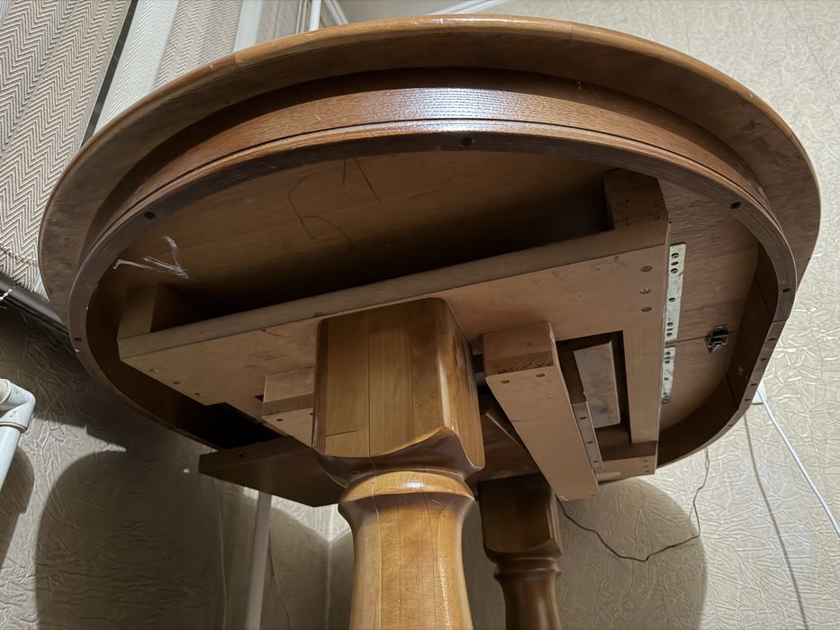 Стол резной из цельного дуба