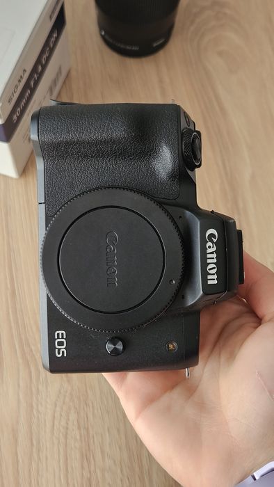 Vand Canon M50 + obiectiv Canon kit 15-45mm