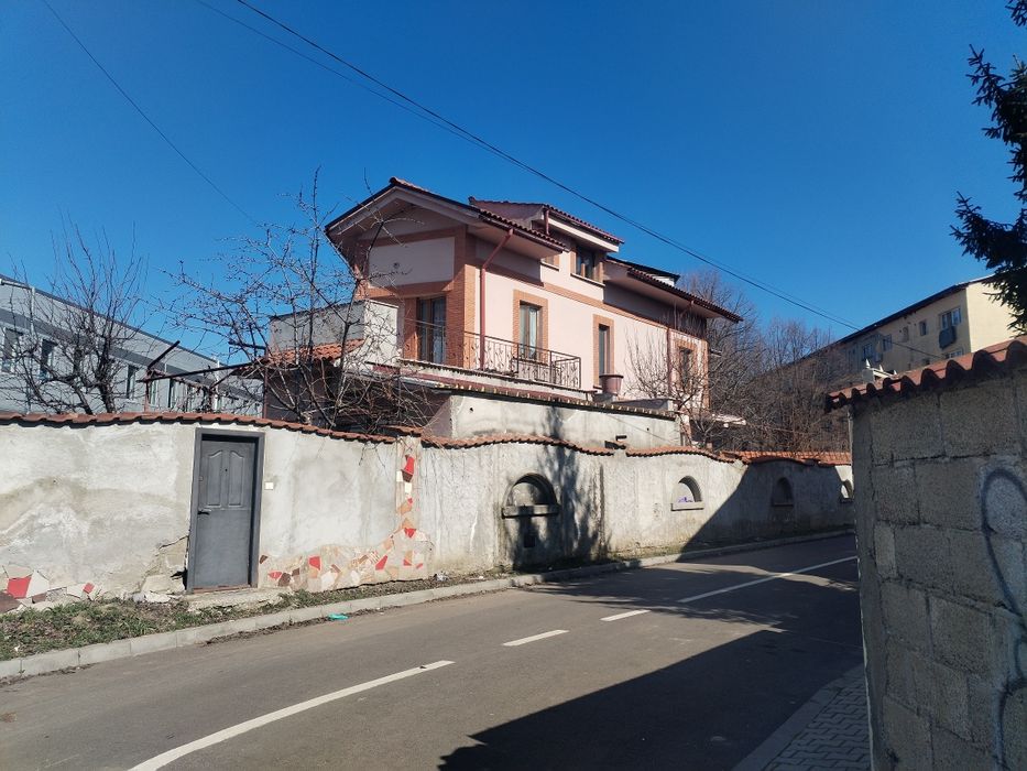 Vilă 450 mp cu 5 apartamente și intrări separate – ideal investiție
