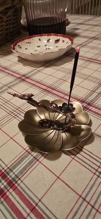 Метална изящна поставка за ароматни конуси, пръчки.