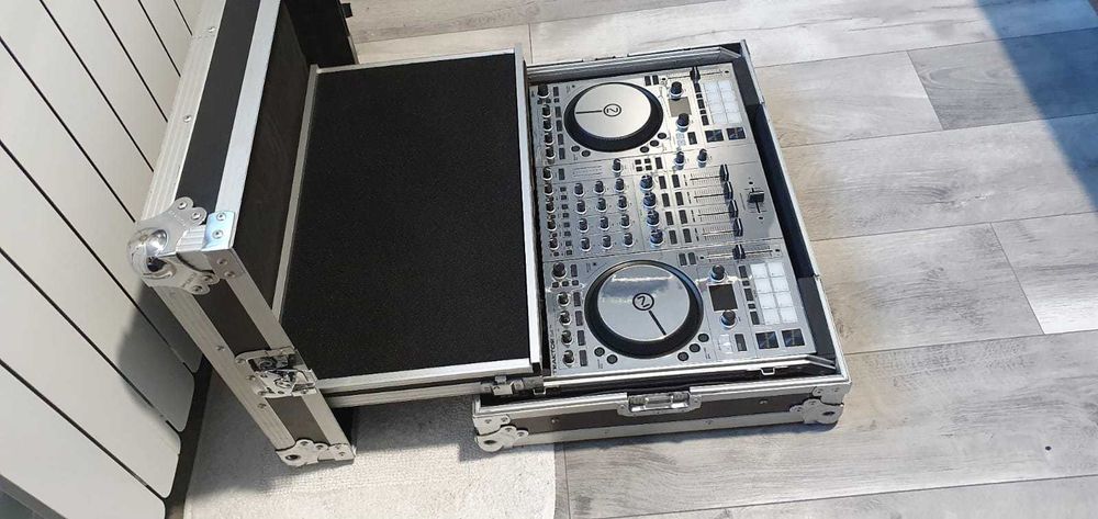 Consola/Controller/Mixer DJ Traktor S4 MK3 cu Flightcase