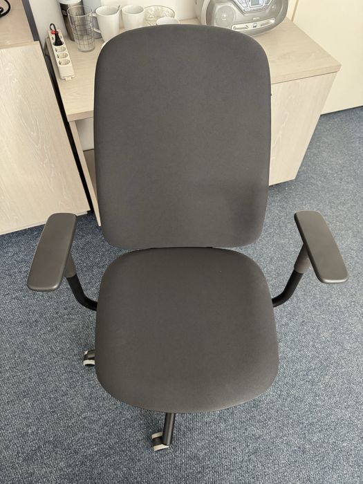 Чисто нов офис стол