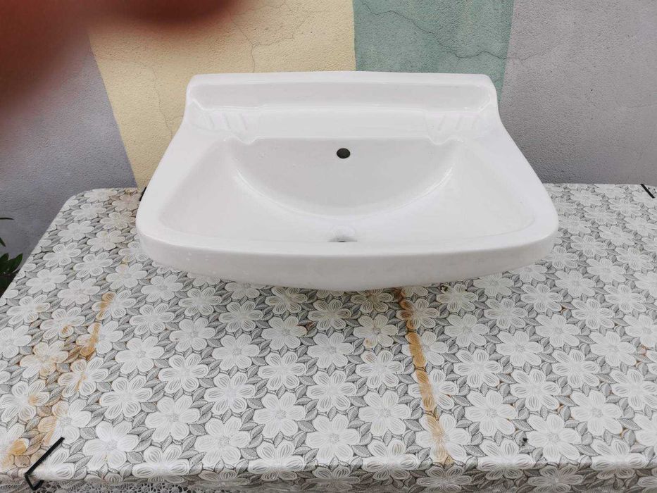 Продавам италианска порцеланова мивка за баня