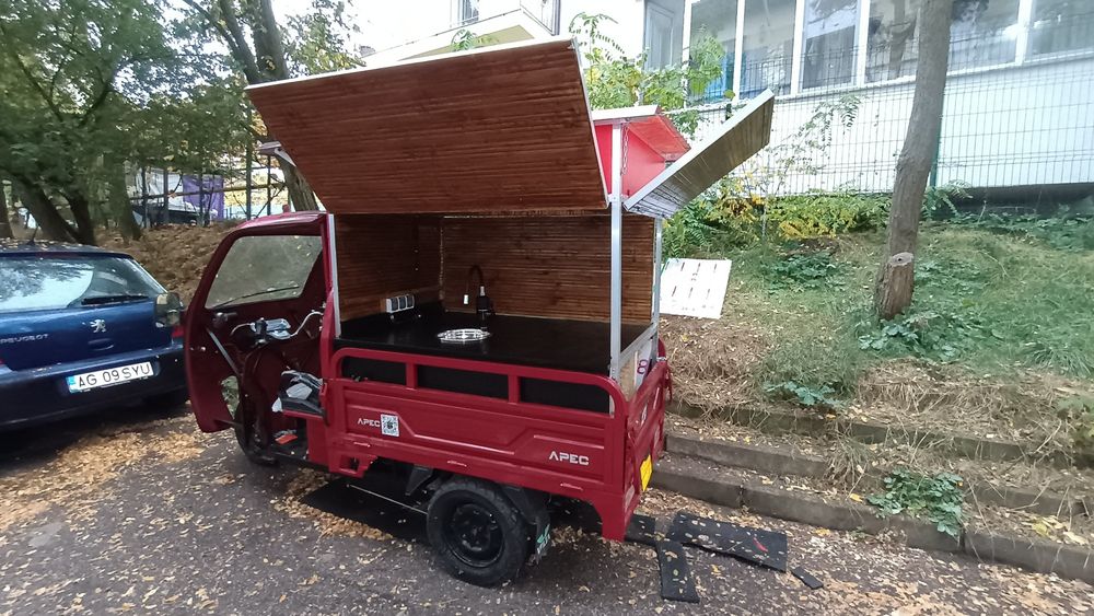 Triciclu electric transformat într-o cafenea mobilă
