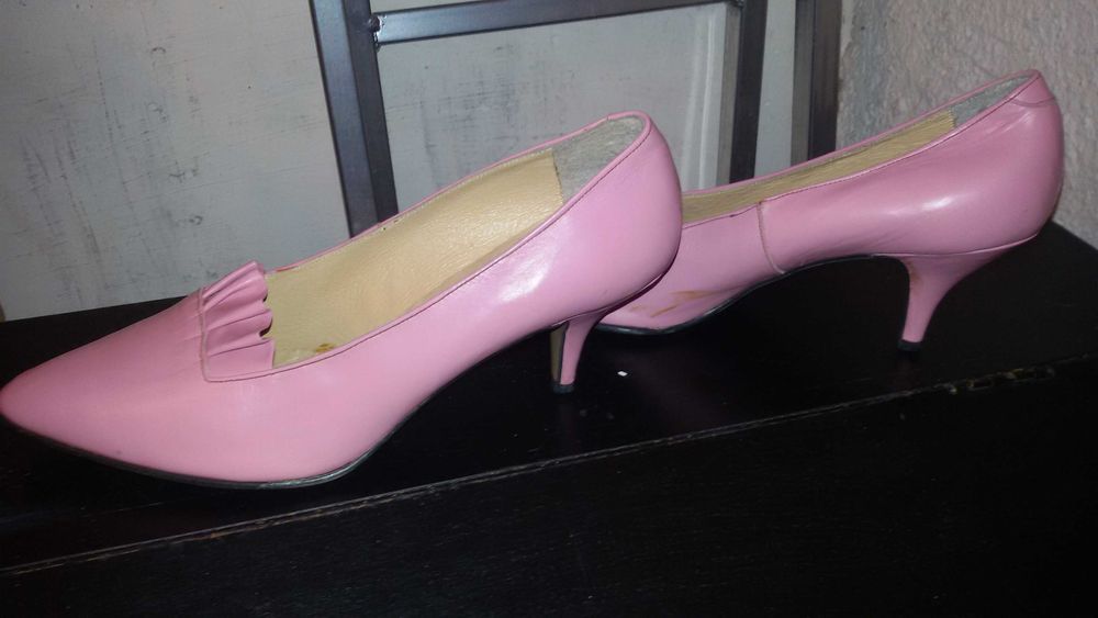 Продавам 2 чифта обувки