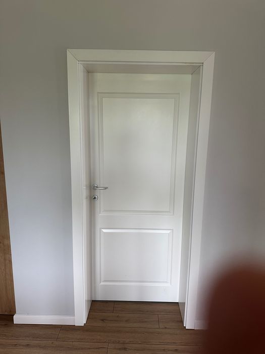 Vînd 6 uși de interior albe cu toc și pervaze pe ambele părți!