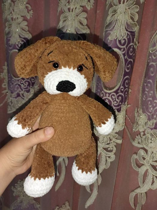 Yumshoq va momiq qo'lda to'qilgan o'yinchoqlar.