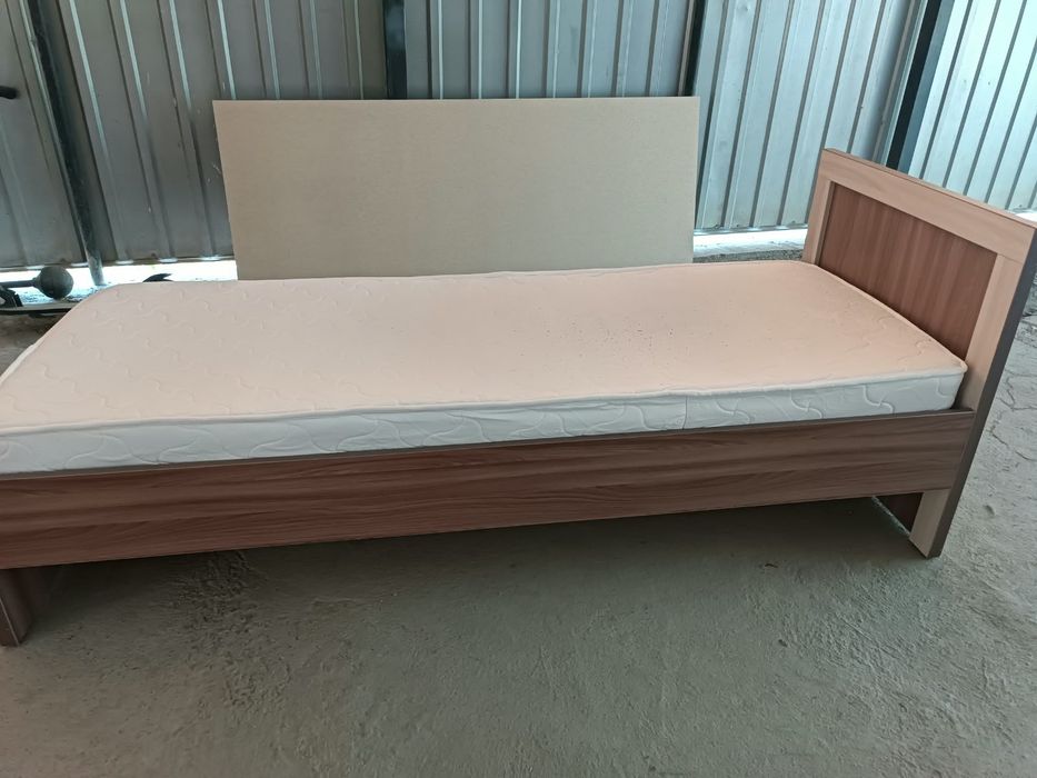 Продам кровать с матрасом