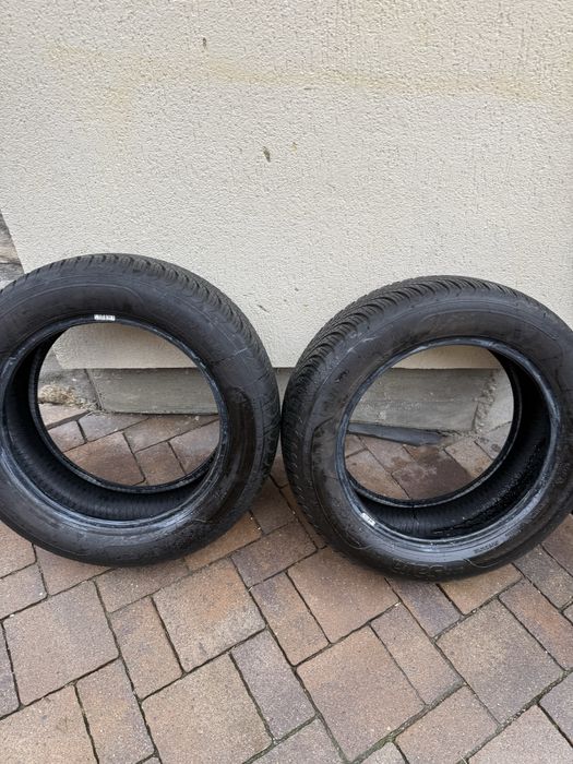 Vând 2 anvelope  215 /60/17