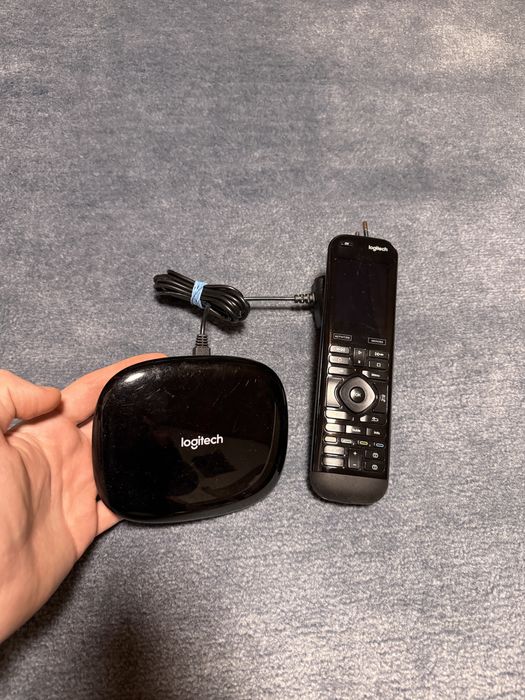 Telecomanda inteligenta universala Logitech Harmony Elite si hub