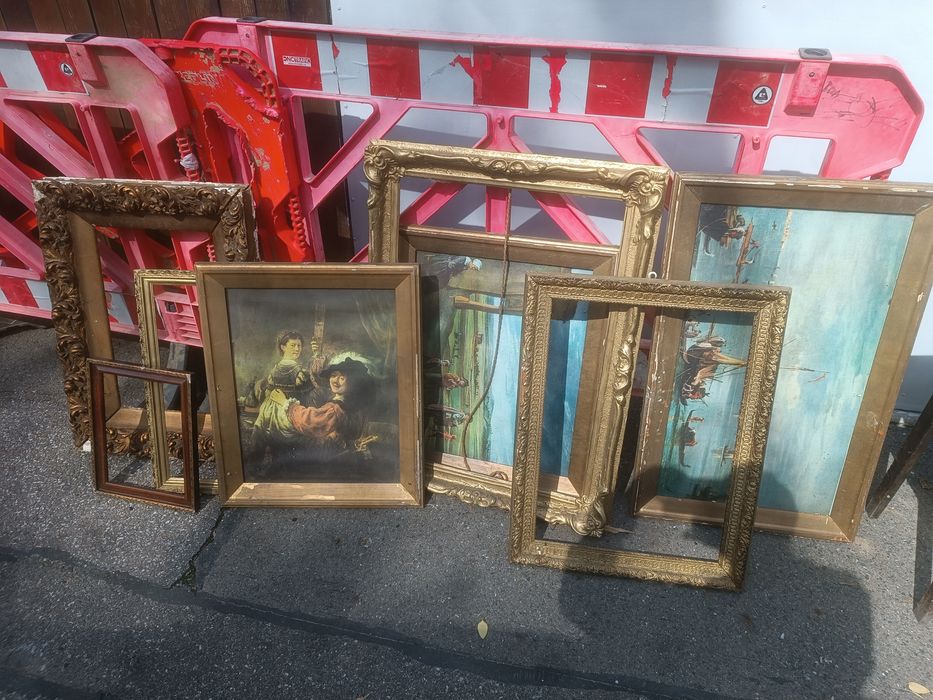 Cuier,scaune,  rame tablouri, birou