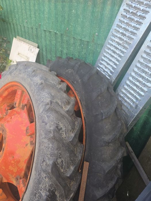 Roți înguste cu anvelope 9.5 / 36 pentru tractor românesc  UTB 445 sau 550.