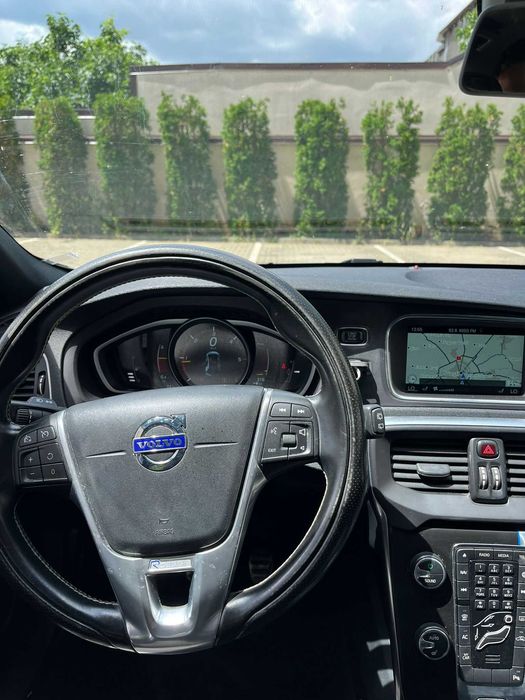 Volvo v40 R line design