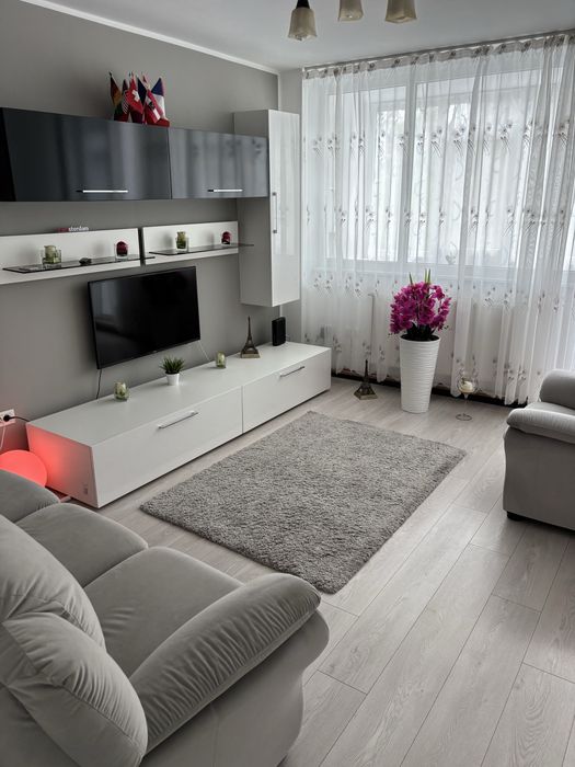 Proprietar vand apartament trei camere decomandat pe Saturn langa colegiul A.I.Cuza