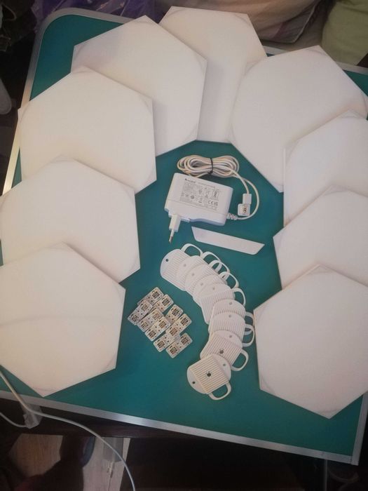 Nanoleaf Shapes Hexagon Starter Kit - пълен комплект от 9 Смарт LED светлинни панелa, контролер и аксесоари (като нови)
