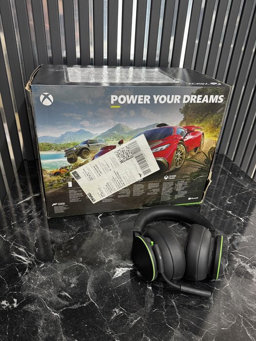 Vând pachet complet Xbox Series X, în stare foarte bună, perfect funcțional