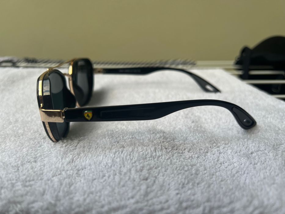 Продават се очила на феррари