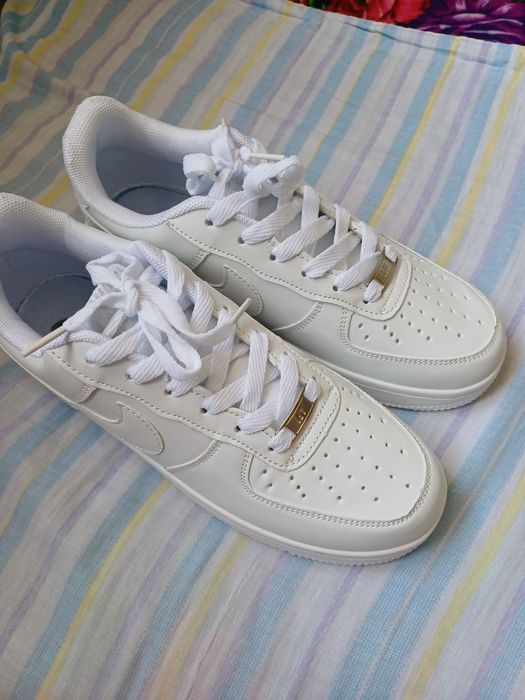 белые кроссовки , размер 40