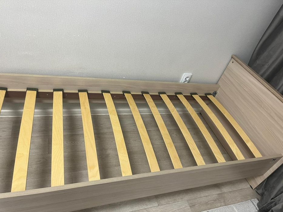 Односпальный кровать с матрасом