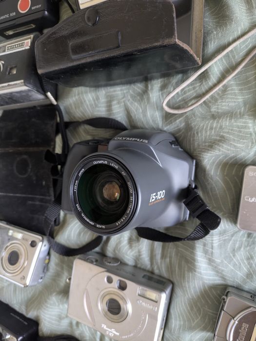 ГОЛЯМ ЛОТ Фотоапарати Canon EOS, Minolta, Olympus, Konica, Polaroid + Обективи Sigma, Canon и Minolta