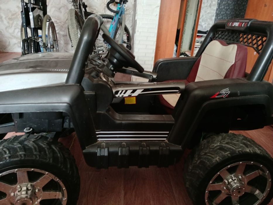 Продам машину джип детскую